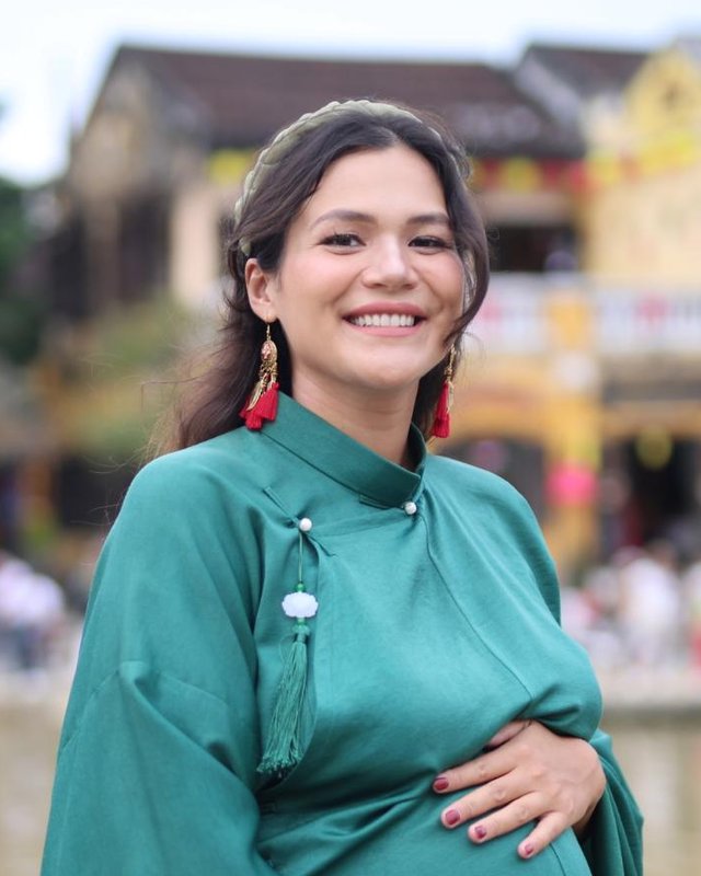 Porträt von Evelyn in einem grünen Kleid, lachend