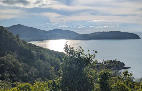 Aussicht über Buchten und Hügel von Koh Phangan